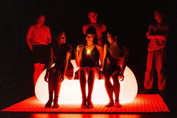 Next Place. Balet Jihočeského divadla: Valerio Testoni, Bára Müllerová, Luigia Saccardo, Paolo Terranova, Shino Kubešová, Chikara Araki. Foto: Petr Zikmund. 