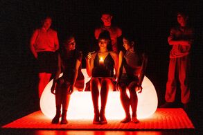 Next Place. Balet Jihočeského divadla: Valerio Testoni, Bára Müllerová, Luigia Saccardo, Paolo Terranova, Shino Kubešová, Chikara Araki. Foto: Petr Zikmund. 