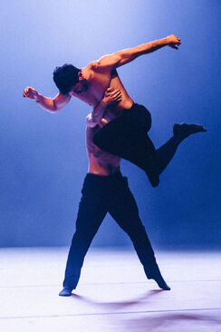 10dkg Dekka, Křehký vrh. DEKKADANCERS. Foto: Michael Amico.