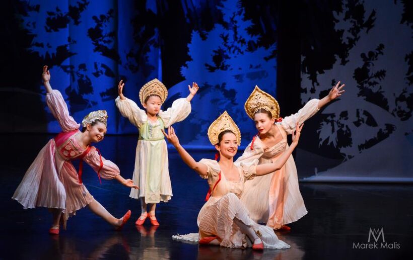 Louskáček - Ruský tanec (studentky FIBS Rebecca Hengalová, Zoë Howes, Leila Chrzanovská, Chise Miyamoto). Foto: Marek Malis. 