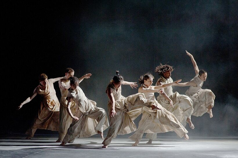 Akram Khan Company - Vertical Road. Zdroj Wikimedia Commons.