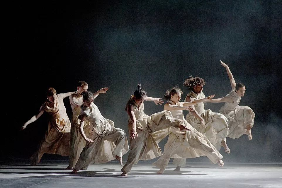 Akram Khan Company - Vertical Road. Zdroj Wikimedia Commons.