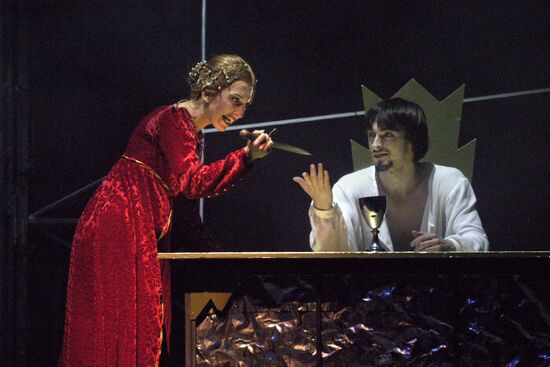 LUCREZIA BORGIA. Radka Fišarová a Alexander Katsapov. Foto: Roman Sejkot. 