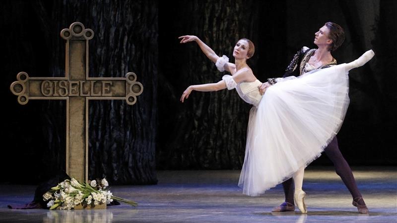 Daria Klimentová (Giselle), Vadim Muntagirov (Vévoda Albert). Foto: Martin Divíšek. Daria Klimentová (Giselle), Vadim Muntagirov (Vévoda Albert). Foto: Martin Divíšek.