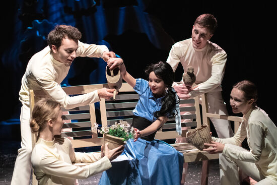 Sněhurka (Abigail Baker, Ondřej Potužník, Viktorie Písařová, Mischa Alexander Hall, Natálie Paulasová). Foto: Martina Root.