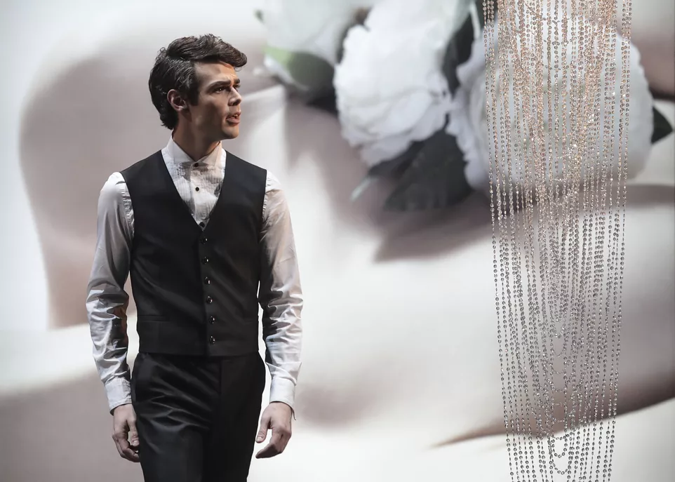 Arthur Abram. Dáma s kaméliemi. Foto: Ctibor Bachratý. 