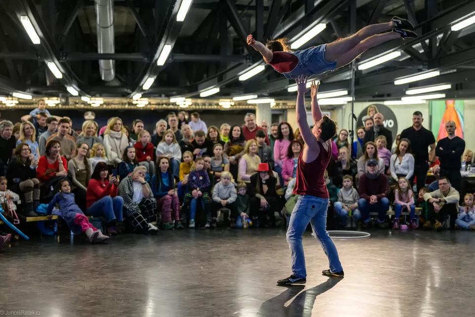 Cirkulum 2026. Rock’n’Roses. Duo Flexoncirc. Foto: Radek Juriček. 