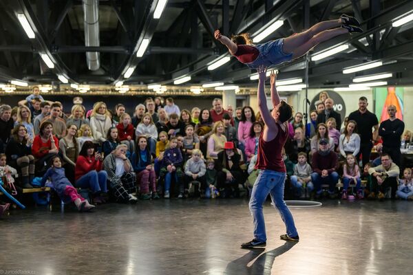 Cirkulum 2026. Rock’n’Roses. Duo Flexoncirc. Foto: Radek Juriček. 