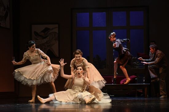 Sluha dvou pánů (Mariana Fonseca Torres, Anya Clarke, Lucy Macphail). Foto: Michal Hančovský.