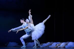 Labutí jezero - Eleonora Ancona (Odetta), Maxwell Davies (Siegfried). Foto Serghei Gherciu.