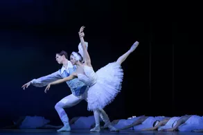 Labutí jezero - Eleonora Ancona (Odetta), Maxwell Davies (Siegfried). Foto Serghei Gherciu.