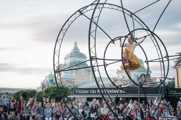 Festival Za dveřmi – Letní Praha v pulzu pouličního umění
