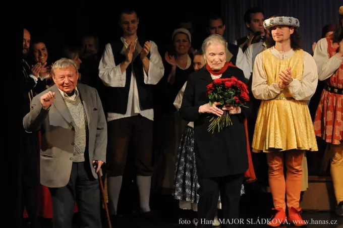 Taneční gratulace: Krátké ohlédnutí za oslavou 85. narozenin Evy Kröschlové