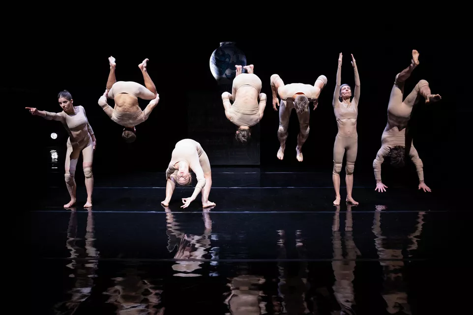In Our Hands (Vanda Hejnová, Matyáš Ramba, Eliška Hulínská, Toman Equilibre, Matěj Srovnal, Cécile Da Costa, Jindřich Panský). Foto Adéla Vosičková.
