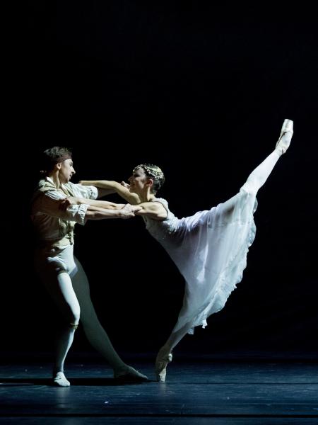 Korzár (Nina Polaková, Denys Cherevychko). Foto: Ashley Taylor, Wiener Staatsoper.
