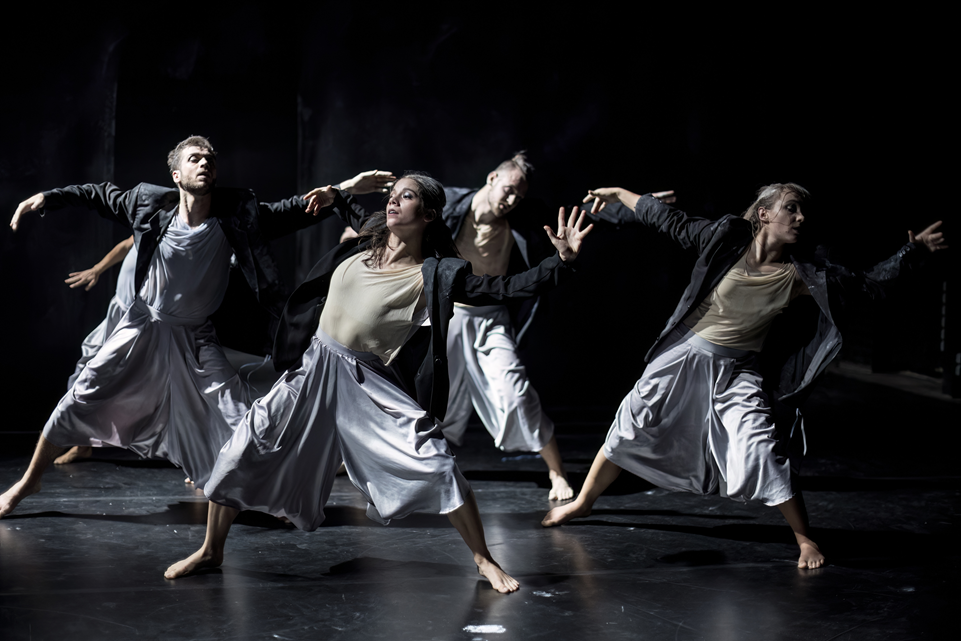 Y/Why, choreografie: Václav Kuneš. 420PEOPLE (Tomáš Staněk, Eliška Hulinská, Michal Toman, Eliška Jirsová). Foto: Vojtěch Brtnický. 