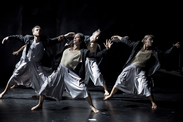 Y/Why, choreografie: Václav Kuneš. 420PEOPLE (Tomáš Staněk, Eliška Hulinská, Michal Toman, Eliška Jirsová). Foto: Vojtěch Brtnický. 