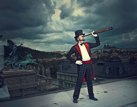 Oldřich Táborský v kostýmu z inscenace Kouzelný cirkus,. Foto Štěpának Stein a Salim Issa, 2013.