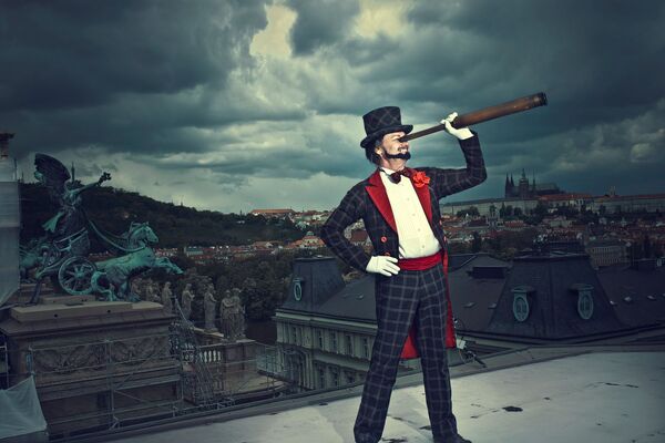 Oldřich Táborský v kostýmu z inscenace Kouzelný cirkus,. Foto Štěpának Stein a Salim Issa, 2013.