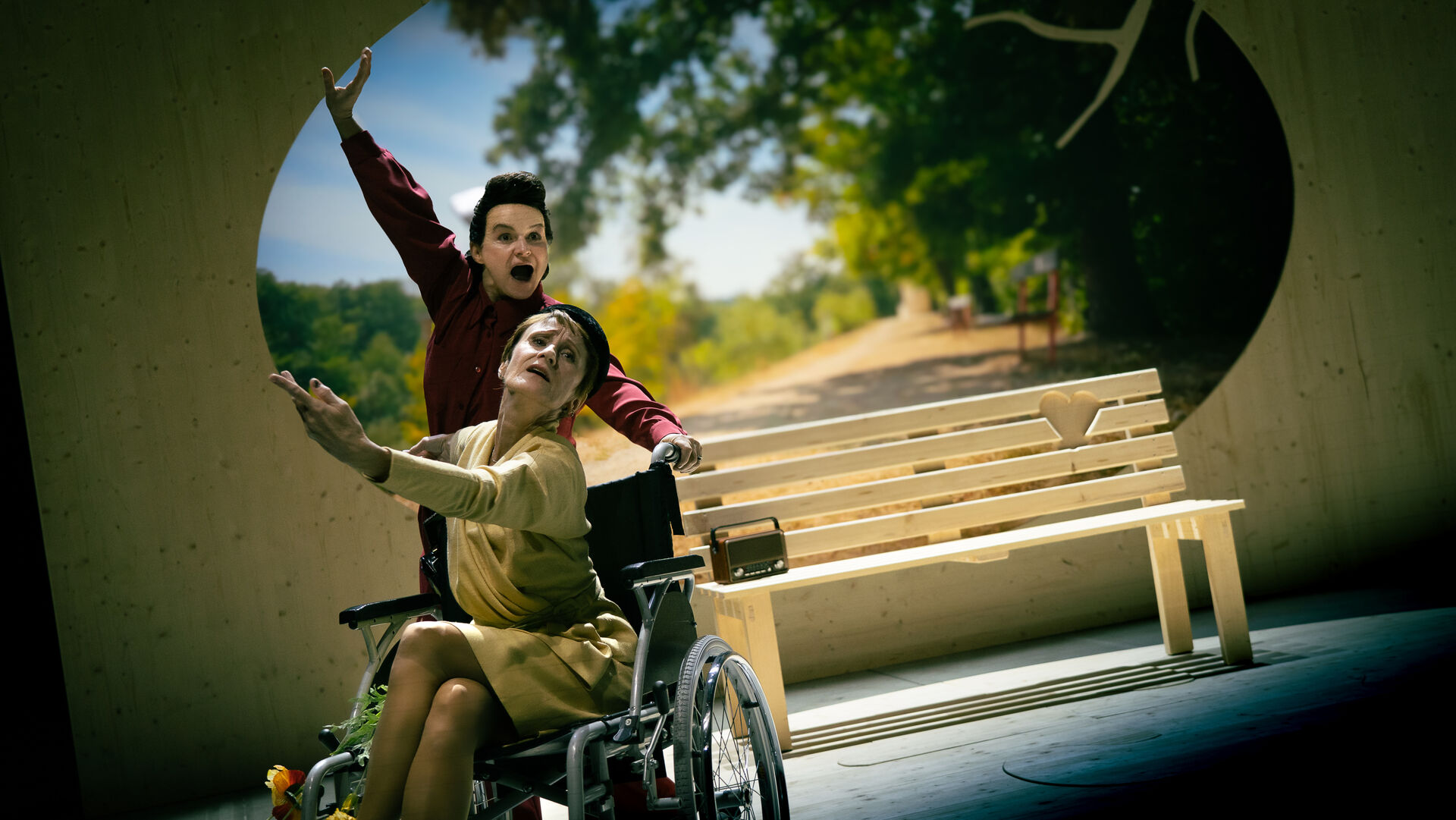 V parku. Zuzana Hrzalová a Halka Třešňáková. Foto: Jan Malíř. 