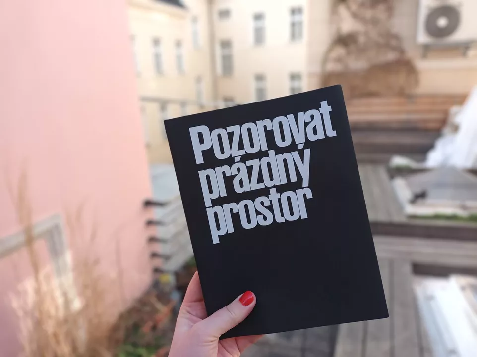 Pozorovat prázdný prostor v tekutosti divadelního času