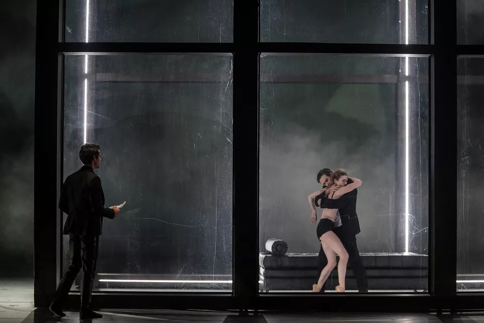 Dáma s kaméliemi (Martin Svobodník, Klaudia Radačovská, Artur Abram). Foto: Ctibor Bachratý.