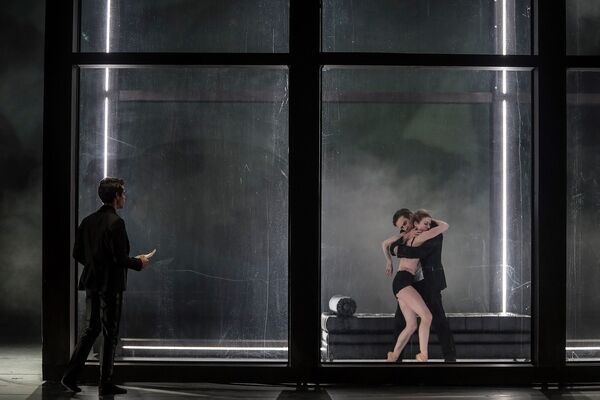 Dáma s kaméliemi (Martin Svobodník, Klaudia Radačovská, Artur Abram). Foto: Ctibor Bachratý.