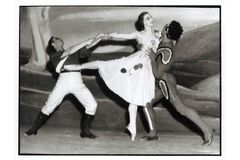 Terra australis, 1946. (Peggy Sager jako Duch Austrálie, Martin Rubinstein Objevitel a Vassilie Trunoff jako Aboriginec). Zdroj: National Library of Australia.