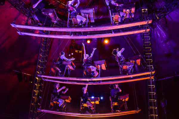NoFit State Circus se po pěti letech vrací do Prahy s Lexiconem nového cirkusu