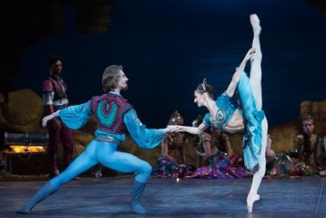 Korzár (Alina Cojocaru a Vadim Muntagirov) English National Ballet. Zdroj Wikimedia Commons.