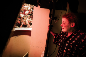 Nola Rae před výstupem, Mime Fest Polička. Foto: Petr Lebeda.