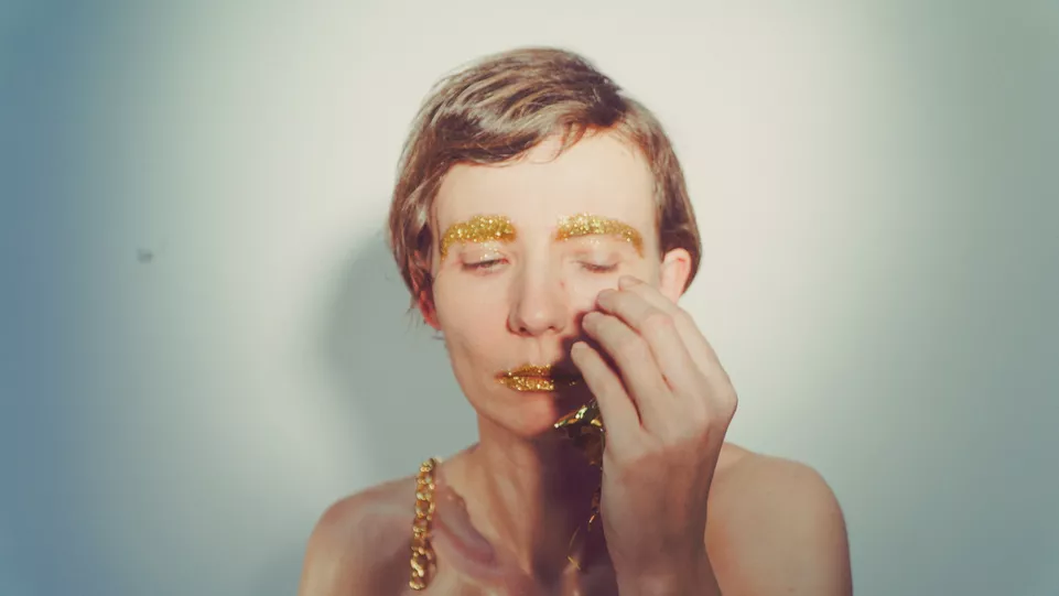 Pure Gold is Seeping Out of Me – Traumatizující realita v těle žen
