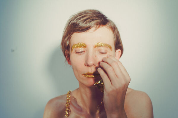 Pure Gold is Seeping Out of Me – Traumatizující realita v těle žen