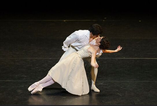 Manon (Laura Morera, Federico Bonelli). Foto: Emma Kauldhar.