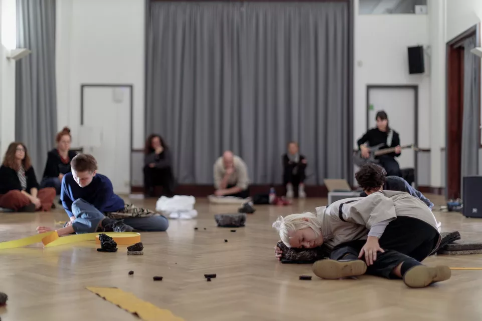 Asphalt Lovers - Azolla Collective. Zdroj: Kristýna Sudková