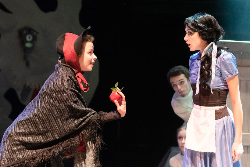 Snow White (Afroditi Vasilakopoulou, Charlotte Clementi). Photo: Martina Root.