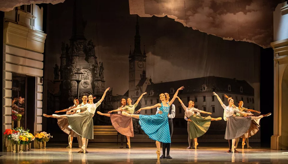 Giselle (Emily-Joy Smith, Guido Sarno a sbor baletu MDO). Foto Anna Rasmussen.