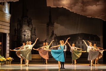 Giselle (Emily-Joy Smith, Guido Sarno a sbor baletu MDO). Foto Anna Rasmussen.