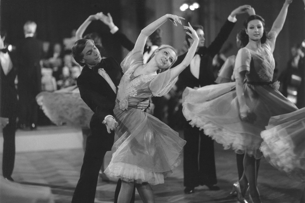 Televizní inscenace Valčíky A. Dvořáka, Od valčíku k valčíku (Helena Jandová s partnerem z ročníku). Foto: Eva Kubinská.