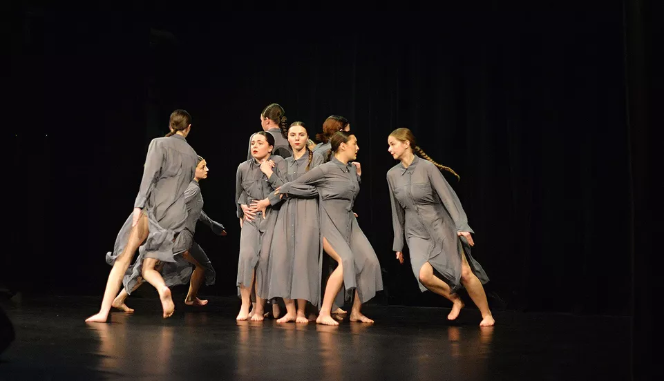 Mezi sebou (ARTem dance company I. Uherské Hradiště). Foto Petra Malotová.