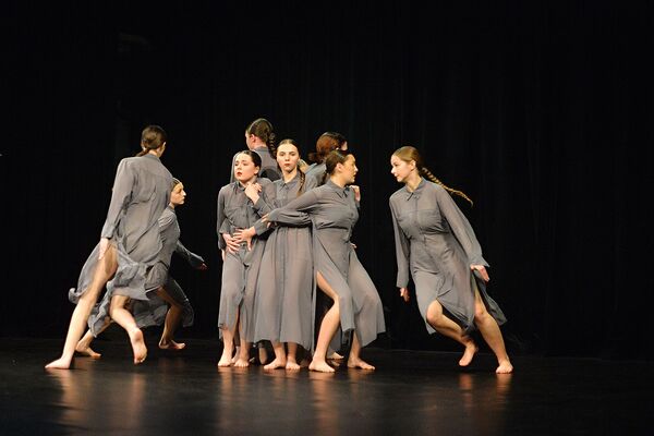 Mezi sebou (ARTem dance company I. Uherské Hradiště). Foto Petra Malotová.