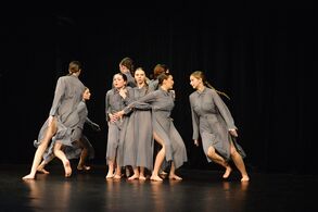 Mezi sebou (ARTem dance company I. Uherské Hradiště). Foto Petra Malotová.