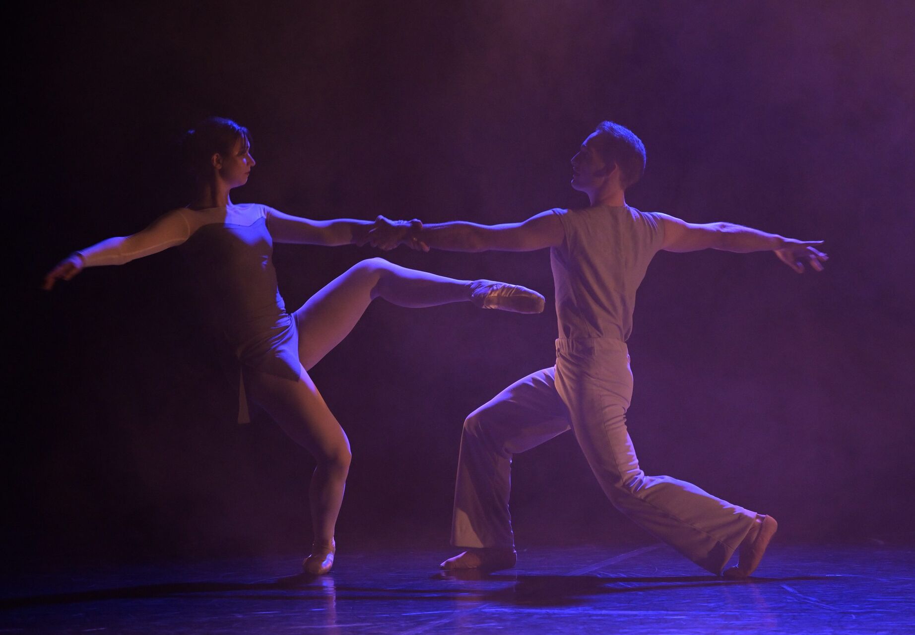 Místo na zemi. V kleci. Bohemia balet. Anna Tkadlčíková a Matěj Šimůnek. Foto Ivo Dankovič. 