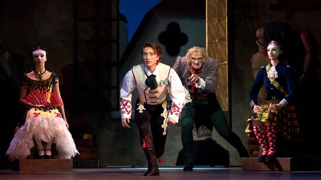 Coppélia (Vadim Muntagirov, Gary Avis). Foto: Bill Cooper/ROH.