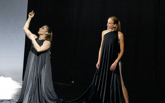 Ženský duet o manipulaci, podpoře i sdílení s kostýmem v hlavní roli a tendencí k černobílému vidění světa