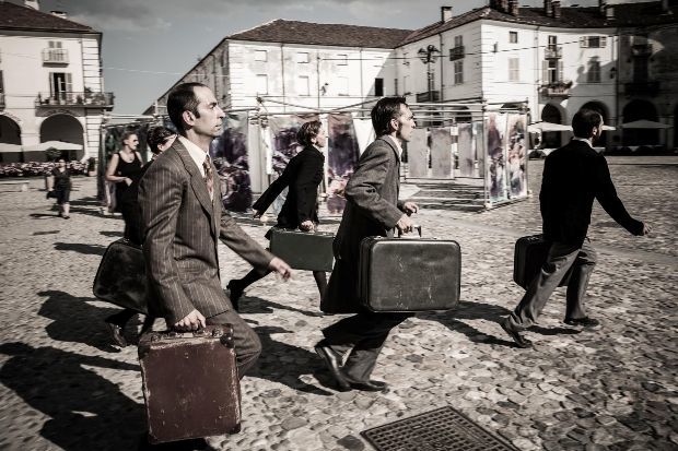 Jubilejní desátý ročník festivalu pouličního divadla Za dveřmi
