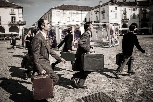 Jubilejní desátý ročník festivalu pouličního divadla Za dveřmi