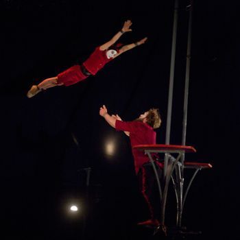 První informace o letošním festivalu nového cirkusu Letní Letná 2014: Cirque Trottola, Cirque Inextremiste s propanbutanovými lahvemi i La Compagnie du Poivre Rose s Ivou Bittovou