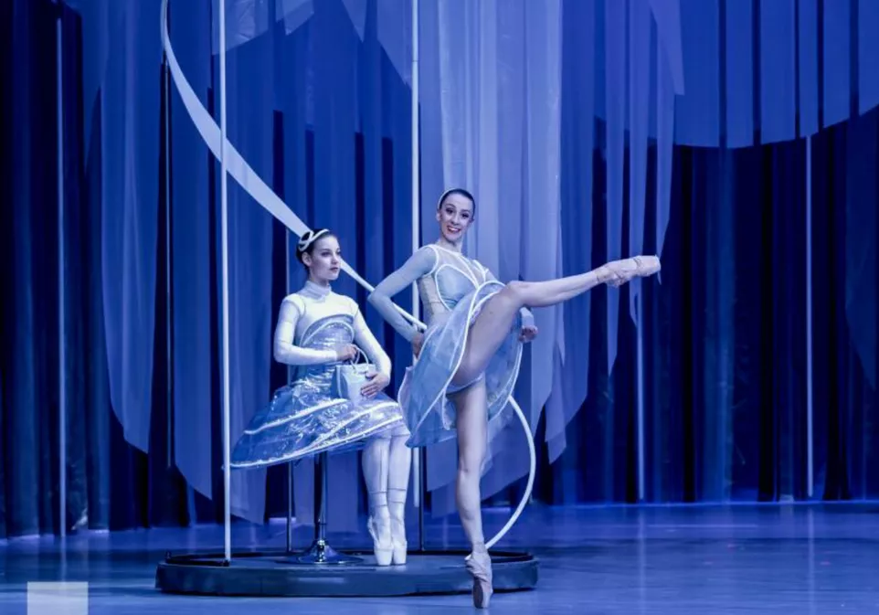 Coppélia (Adrienn Tiszai, Brittany Catalinas Haws). Foto: Serghei Gherciu.