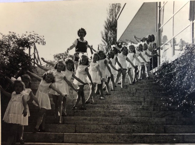 Žáci Soukromé baletní školy I. V. Psoty před vilou Tugendhat. Ljubov Kvasnicová – Psotová, r. 1946. Foto: soukr. arch.